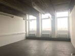 Helle Bürofläche mit Blick auf Neukölln - Bild